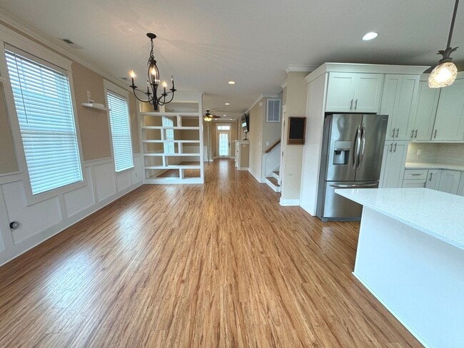 Building Photo - BEACH HOME! 4/4.5 with 3 car garage