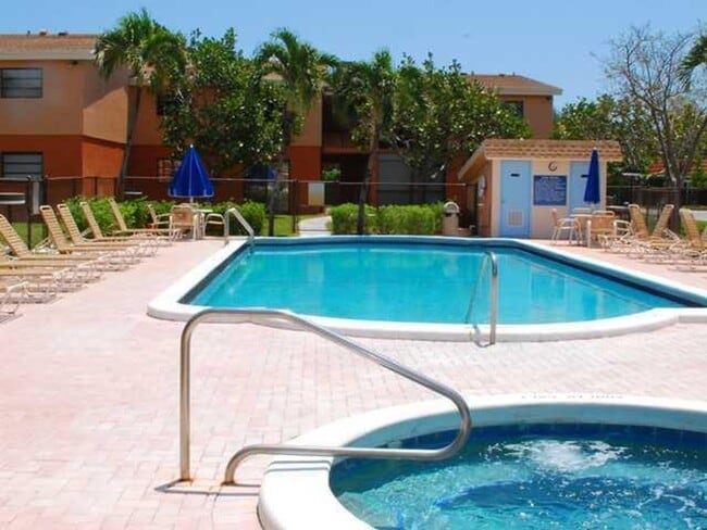 Building Photo - 1br /1bath Condo With Den Available Now In Boca Raton!  **Water & Cable Included**