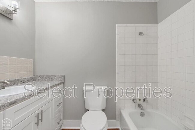 Building Photo - 722 Kitchen St