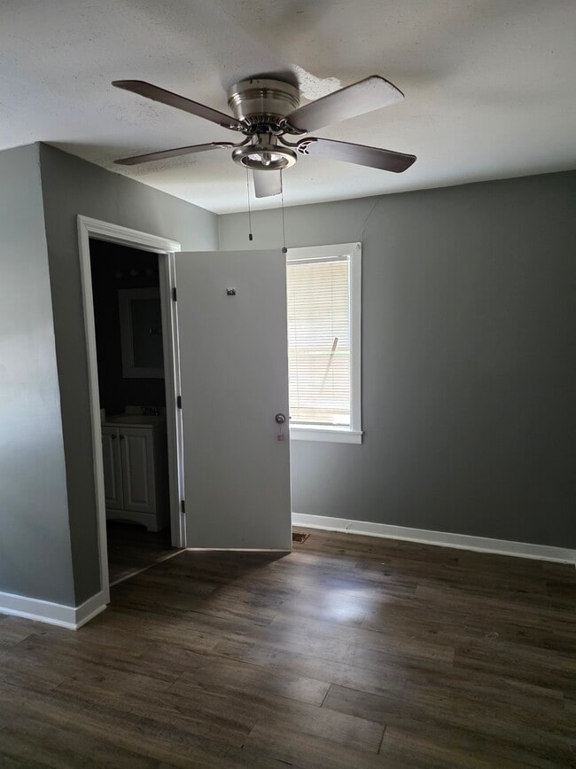 Building Photo - 3033 Woodview Dr