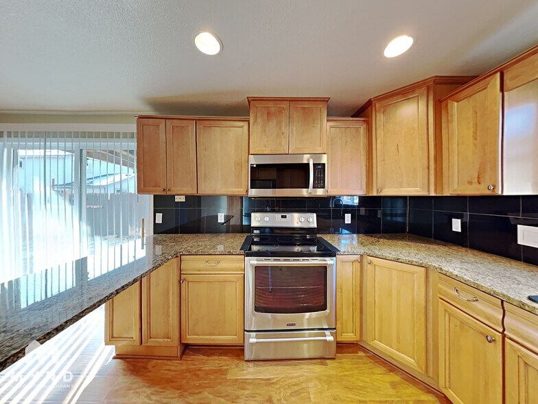 Building Photo - 875 Glen Vista Dr