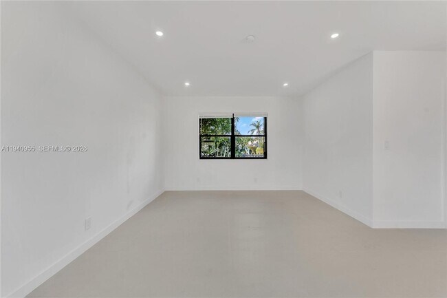 Building Photo - 600 SW 8th St