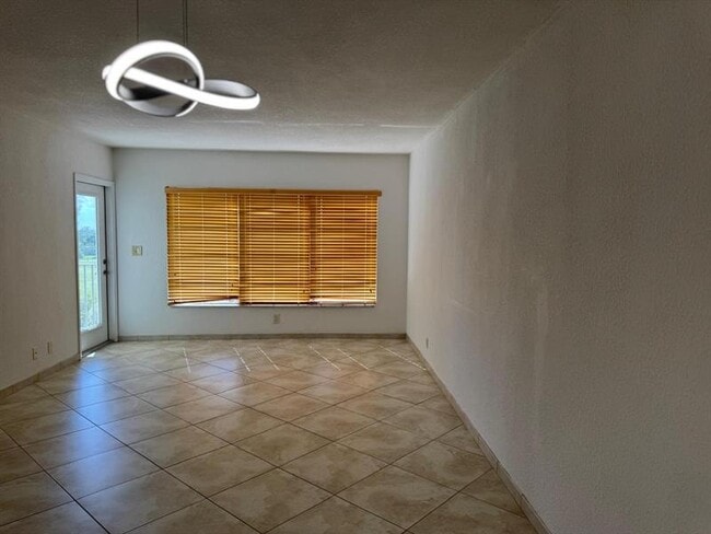 Building Photo - 3200 N Palm Aire Dr