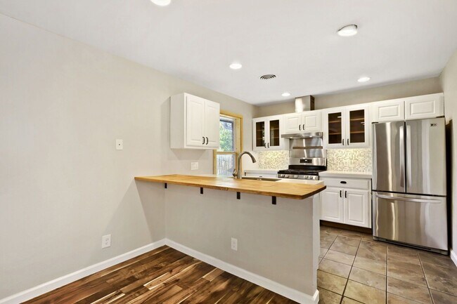Building Photo - 5716 Wellington Dr