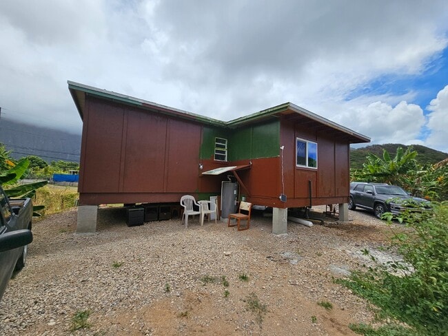 Building Photo - 2 Bed / 1 Bath Apartment with 2 driveway P...