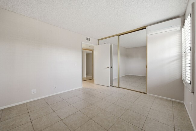 Building Photo - Cozy One Bedroom with Laundry and Patio!