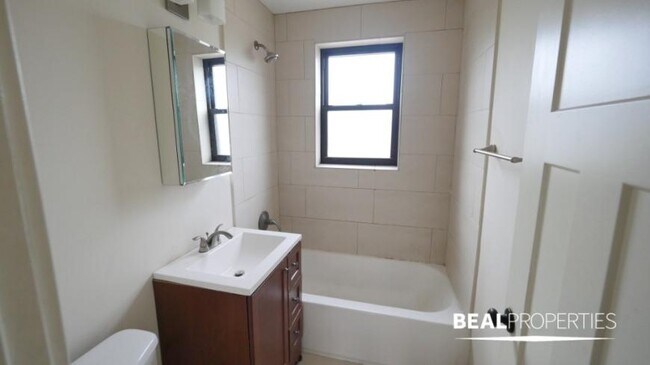 Building Photo - 1 bedroom in CHICAGO IL 60613