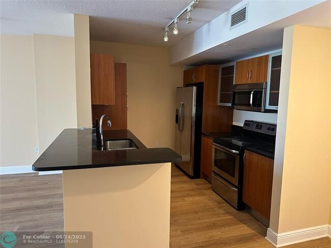 Building Photo - 2775 NE 187th St