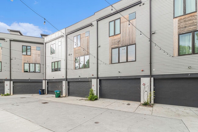 Building Photo - 2424 Memorial Dr SE