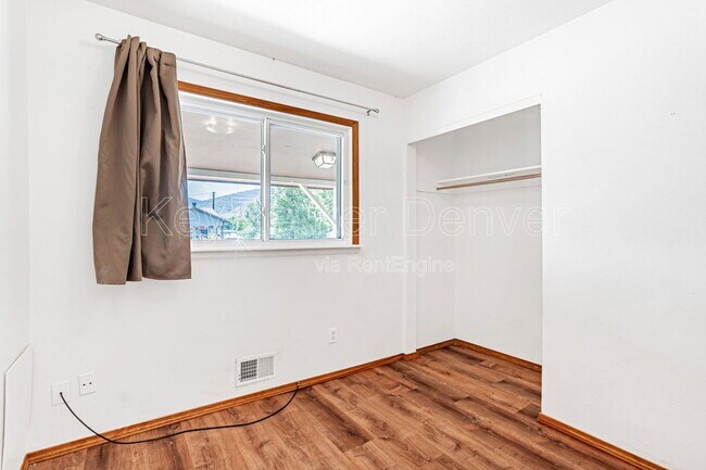 Building Photo - 400 Lily Ln
