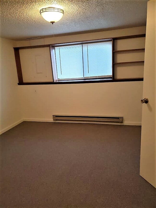 Building Photo - 1370 N Riverbend Dr