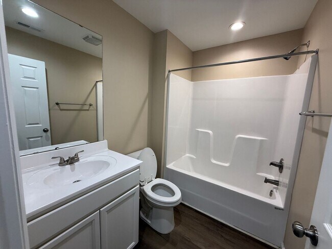 Building Photo - Nice 2 Bedroom, 2 bath duplex.