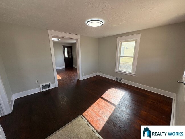 Building Photo - 3 Bedroom Home Close to Campus!