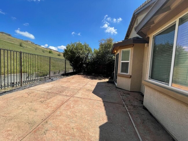 Building Photo - Fireplace in Living Room, Backyard Patio, Hardwood and Laminate Flooring