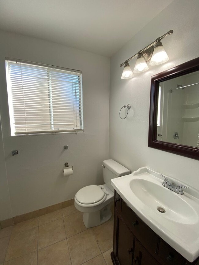 Building Photo - Spacious 2 Bed 2 Bath PG&E & Water Included~