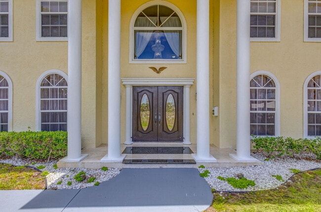 Building Photo - 3202 SW Holly Ln