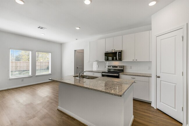 Building Photo - 13610 Pine Dr