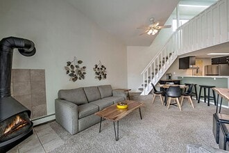 Building Photo - Furnished 2 Bed Plus Loft in Silver Queen East