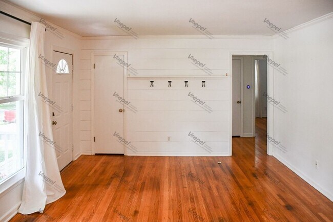 Building Photo - 3 Bed, 1 Bath Home with Garage in Prime Kansas City Location