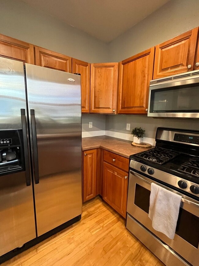 Building Photo - South Longmont Townhome with Attached Garage & Private Patio