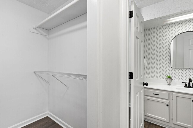 Building Photo - Fully renovated condo in Hendersonville