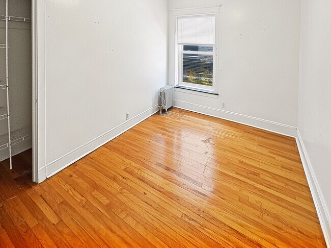 Building Photo - 1308 W Rosemont Ave