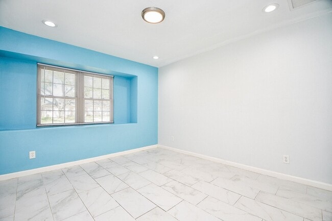 Building Photo - 15711 Pine Mountain Dr