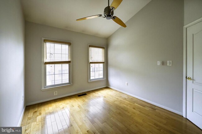 Building Photo - 1156 Regal Oak Dr
