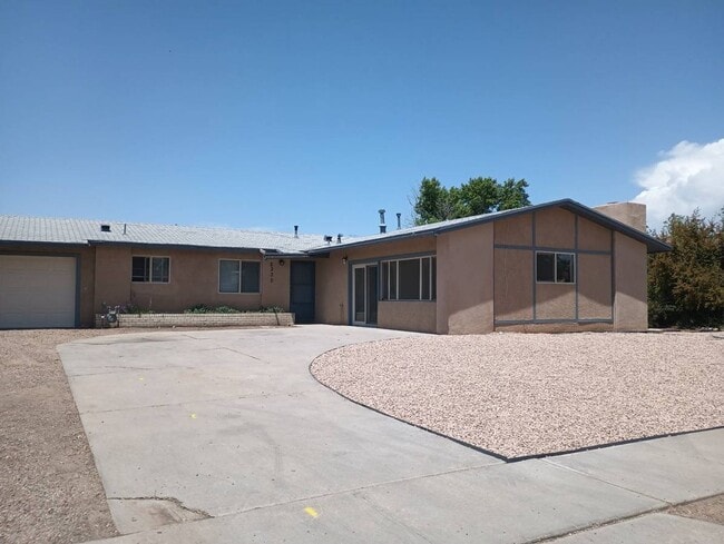 Building Photo - Immaculate, newly updated 3-bedroom, 2 bat...