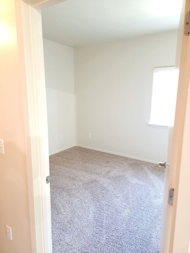 Building Photo - Adorable 3 bedroom 2 bath Condo