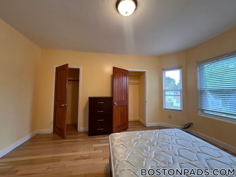 Building Photo - 816 River St