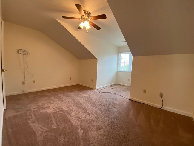 Building Photo - 3 bedroom, 2.5 bath spacious townhome