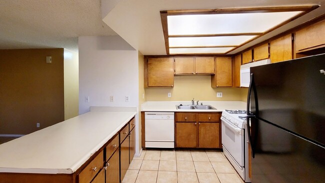 Building Photo - 825 Rock Springs Dr
