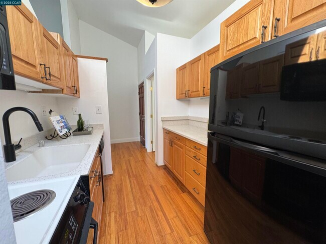 Building Photo - 2075 Ascot Dr