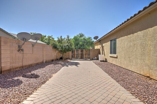 Building Photo - AVAILABLE NOW IN SHAMROCK ESTATES GILBERT!!!