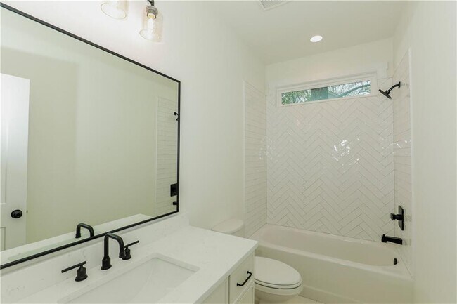 Building Photo - 3374 Lee Dr