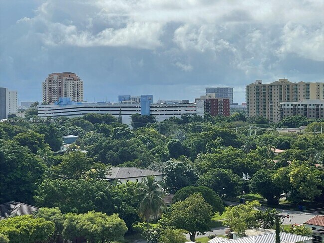 Building Photo - 2030 Douglas Rd