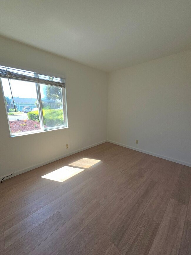 Building Photo - Fantastic 3 Bedroom, 2 Bath home in Santa Clara with upgrades galore!