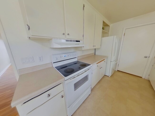 Building Photo - 3 bedroom family home