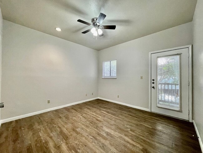 Building Photo - 2/2 Condo, Blocks from Campus and Downtown - Water and Trash Included!