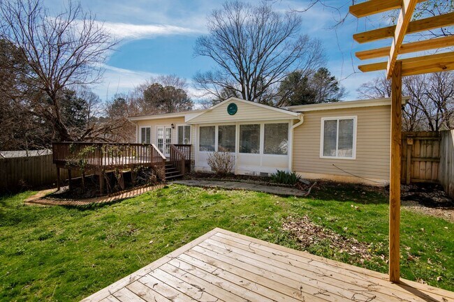 Building Photo - 3 Bedroom Ranch Style Home Just Minutes From Downtown Raleigh!