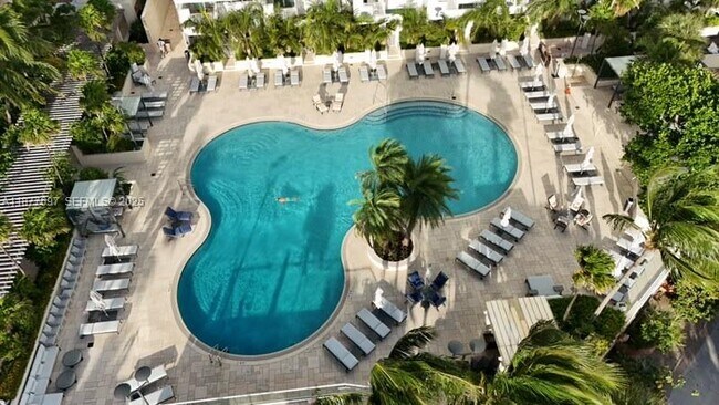 Building Photo - 300 South Pointe Dr