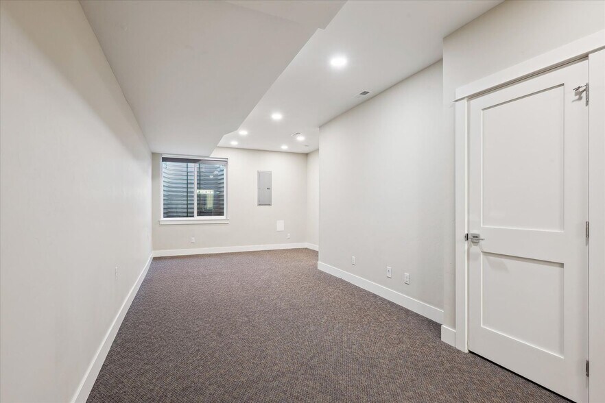Building Photo - 3943 W 12th Ave
