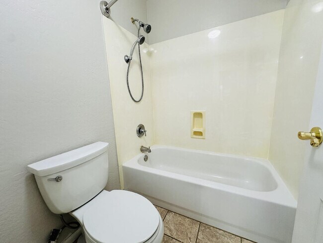 Building Photo - 672 W Raven Dr