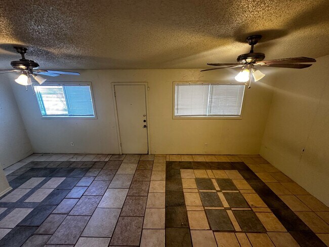 Building Photo - 3 bedroom 1 bathroom with 1 car garage in 76107