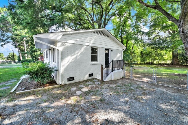 Building Photo - Lovely Three Bedroom Home in Monroe!