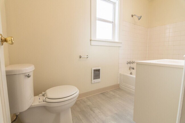 Building Photo - 3424 NE 79th Ave