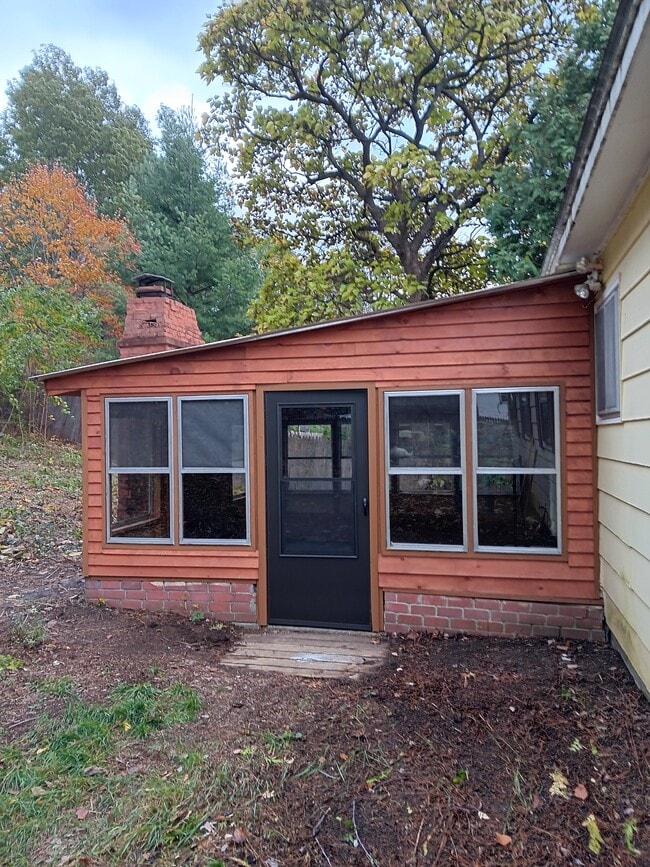 Building Photo - 2479 Malletts Bay Ave