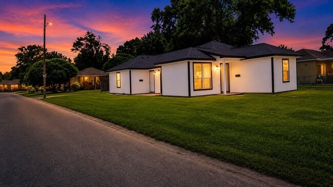 Building Photo - 1206 Pinewood Ln
