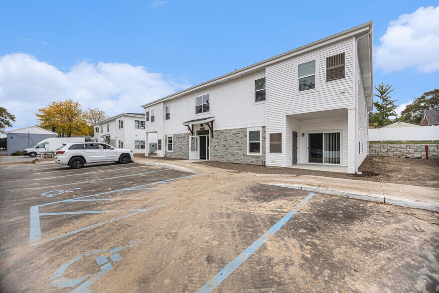 Building Photo - 1562 Michigan St NE